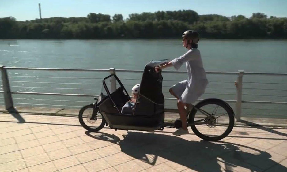 Frau auf Cargobike